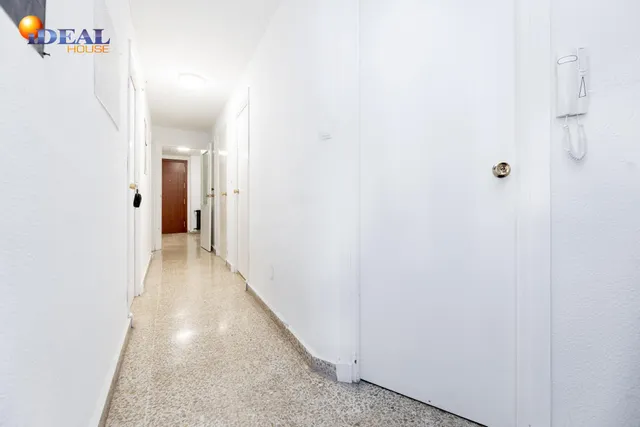 Venta de piso de 4 dormitorios y 2 baños en Granada (Zona Centro) — 11