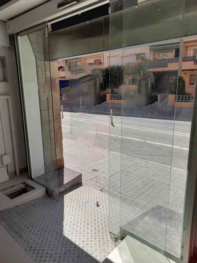 Gran local comercial de 275m2 con patio en la Eixample — 14