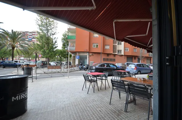 Negocio de restaurante-bar en funcionamiento en local esquinero de 402 m2 — 9