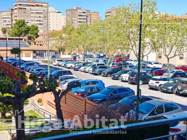 Semireformado, luminoso y esquinero con balcón, cerca del centro — 32