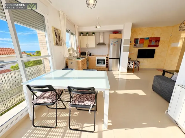 En Urbanizacion Serramar, Apartamento Esquinero, de 2 Dormitorios, Baño Completo, Terraza de 12 m2, Vistas Despejadas — 4