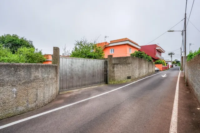 Terreno con 4 casas independientes