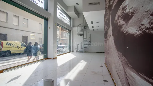 Se alquila local comercial en excelente ubicación - foto 2