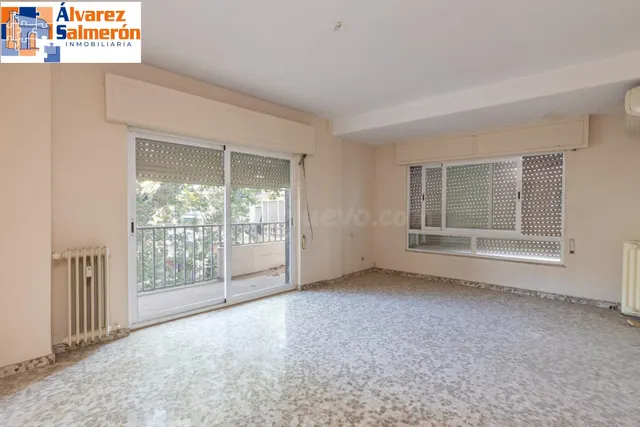 Piso en esquina con terraza y vistas a Plaza Mariana Pineda, Granada — 4