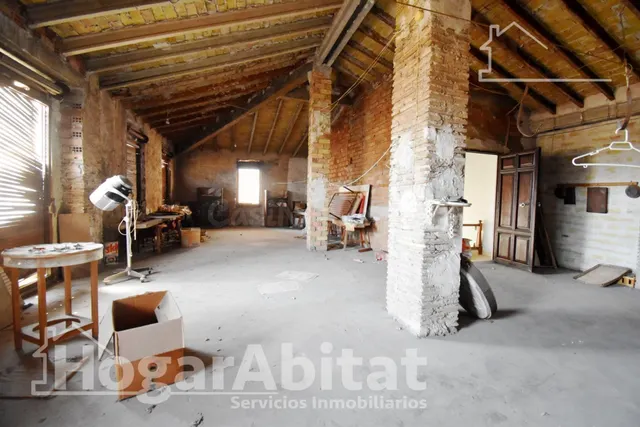¡EXCLUSIVA CASA EN EL CENTRO CON GRAN POTENCIAL PARA REFORMA - foto 4
