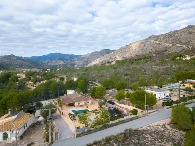 Preciosa finca Chalet con 4 dormitorios y 3.000 m2 de parcela vallada en la Robella — 50