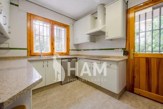 Casa en una planta con pabellón de invitados, piscina y garaje – Parcela 1.180 m2 — 29