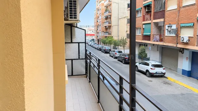 Piso reformado de 4 habitaciones con patio y balcón en Valen - foto 5