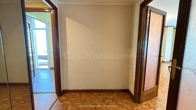 Amplia vivienda de 4 habitaciones con terraza acristalada, chimenea y aparcamiento — 5