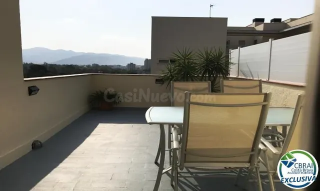 Apartamento reformado con amplia terraza y aparcamiento priv - foto 3