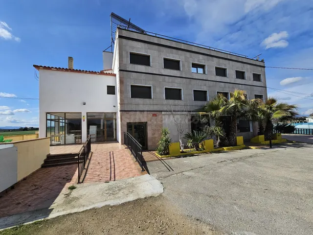 EDIFICIO CON POSIBLE LICENCIA DE RESTAURACIÓN Y USO TURÍSTIC - foto 2