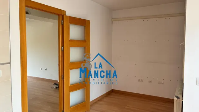 INMOBILIARIA LA MANCHA VENDE ADOSADO EN BARRIO MEDICINA. — 14