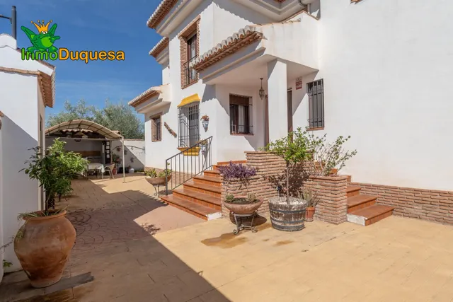 CHALET dividido en dos viviendas con piscina y zona ajardinadas. — 47