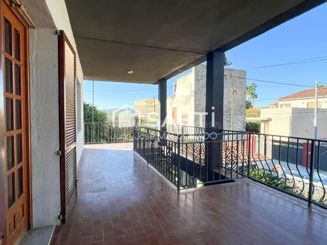 Chalet amplio con jardín y vistas en zona tranquila - foto 3