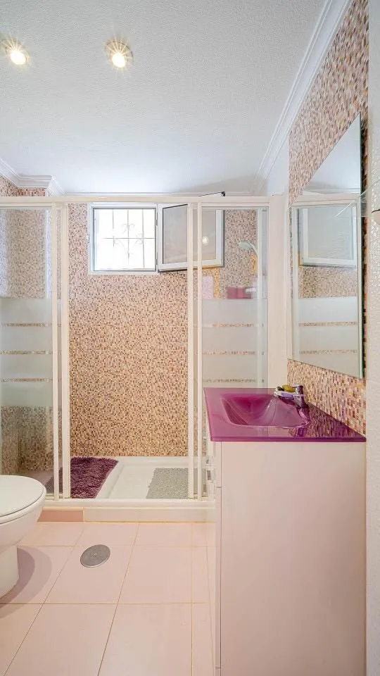 Bungalow en planta baja de 3 dormitorios con jardín y piscina comunitaria en Torrevieja — 21