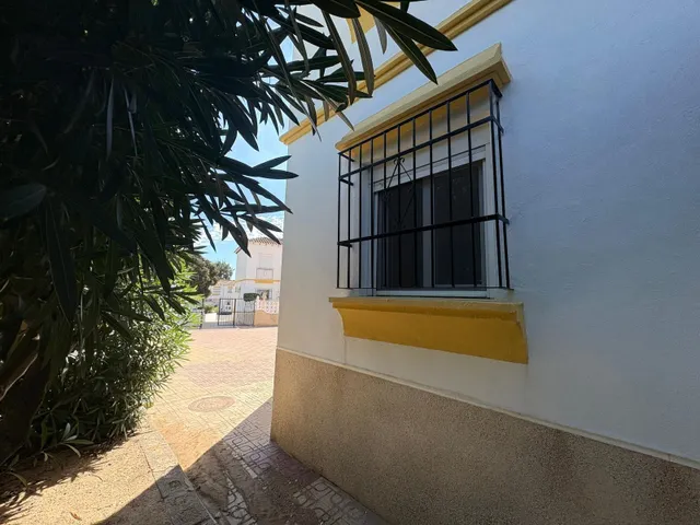 Bungalow planta baja en urb. mirador del mediterráneo con jardin esquina y piscina comunitaria — 20