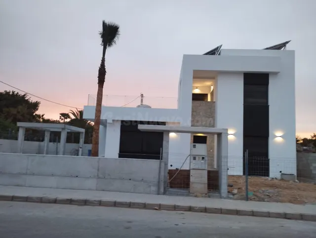 PRECIOSA VILLA DE LUJO A MENOS DE 1KM DEL MAR CON PISCINA PR - foto 3