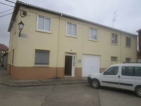 SE VENDE CASA EN VILLAMAÑAN, CON CALEFACCIÓN, GARAJE Y PATIO. — 10
