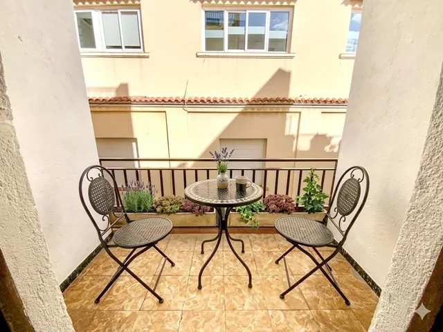 Primera línea de mar en el centro de El Masnou · Piso de época con techos altos y mosaico hidráulico · 3 hab. — 19