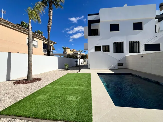 CHALET CON SOLÁRIUM, PISCINA Y SÓTANO — 3