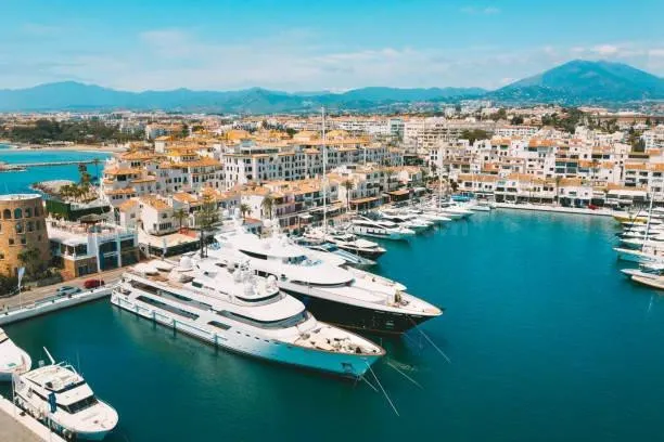 Espectacular Local Comercial en Puerto Banús con una Ubicaci