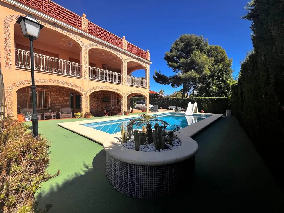 MAGNIFICO CHALET INDEPENDIENTE CON APARTAMENTO DE INVITADOS, PISCINA PRIVADA, GARAJE, BARBACOA, BUENAS VISTAS Y MUCHO MAS