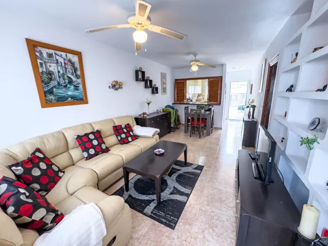 Encantador adosado de 2 plantas en Nueva Torrevieja — 2 dormitorios, 2 baños, gran patio y piscina comunitaria — 8