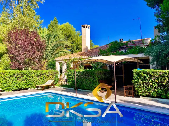 Espectacular chalet con piscina y parcela de 2.504 m2 en El  - foto 2