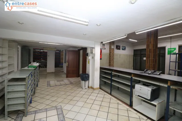 LOCAL COMERCIAL MUY ESPACIOSO PUERTA ACCESO CAMIONES — 26