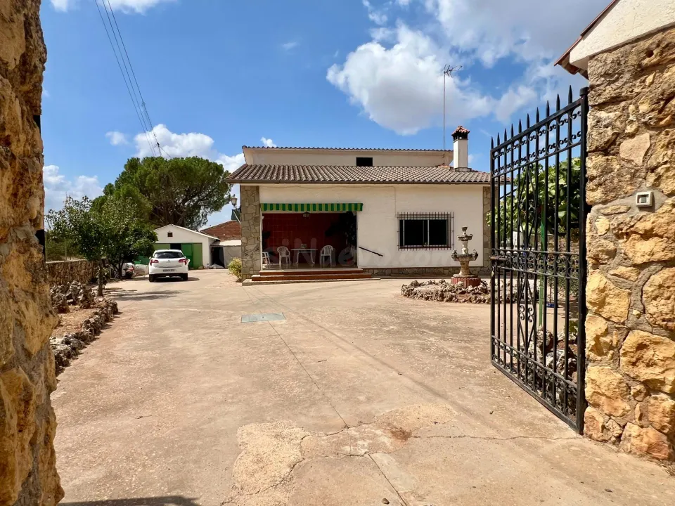FINCA CON PISCINA, HUERTO, POZO Y VIVIENDA DE 3 PLANTAS