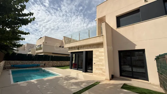 CHALET SEMINUEVO CON VISTAS AL MAR, PISCINA PRIVADA Y COCINA DE VERANO – LA TORRE DE LA HORADADA — 3