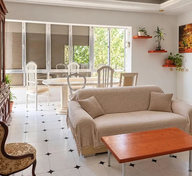 Piso amplio con terraza, tres balcones y posibilidad de divi