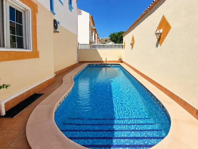 Casa de 3 plantas a solo 200 metros de la playa con vistas al mar — 26