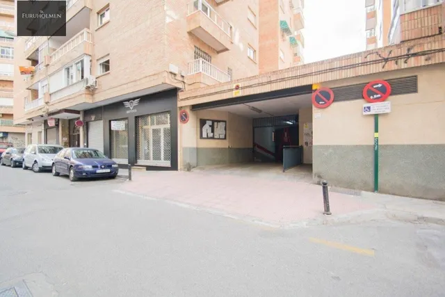 Se vende plaza de aparcamiento cerrada junto Alhamar — 10