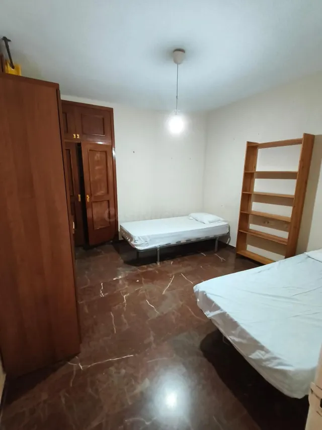 Piso de 5 dormitorios y 2 baños para estudiantes – Carril de - foto 4