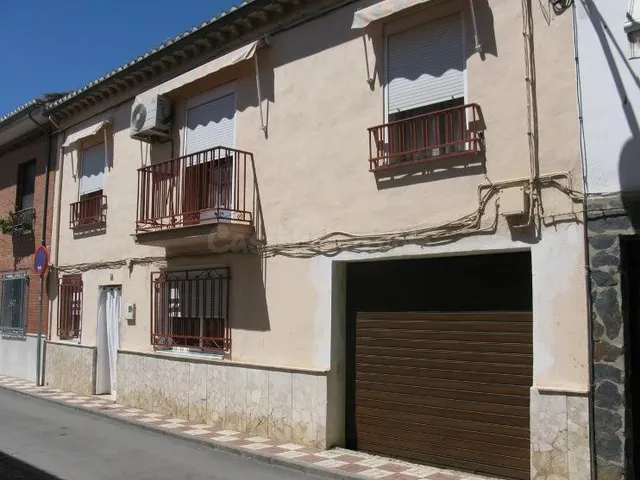 Se vende Casa Adosada OKUPADA en Calle Calle Argentina 14 Sa