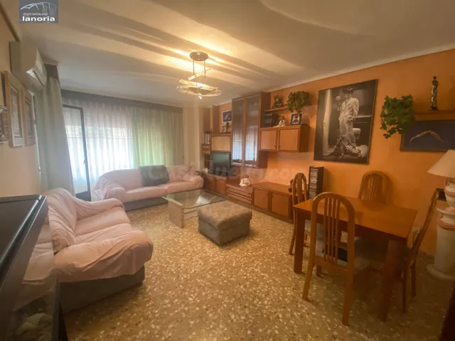 Grupo la Noria VENDE amplio piso SIN ascensor. 4 hab, 2 Baños. Completamente AMUEBLADO y EQUIPADO. — 3