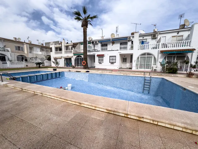 Encantador adosado de 2 plantas en Nueva Torrevieja — 2 dormitorios, 2 baños, gran patio y piscina comunitaria — 2