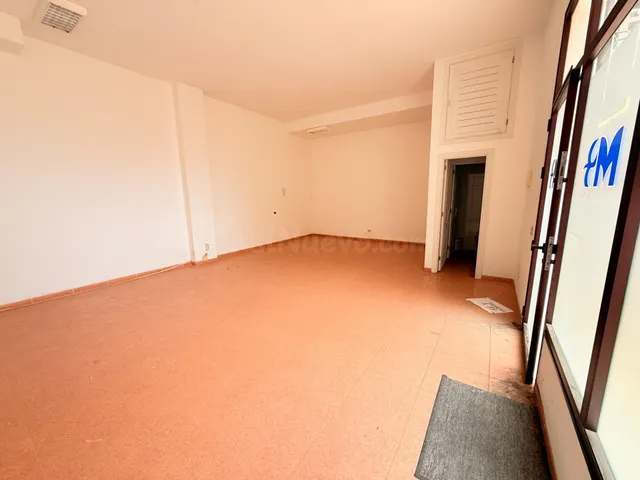 LOCAL COMERCIAL CON ESCAPARATE, DIAFANO EN CALLE RAMON Y CAJ - foto 2