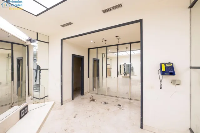LOCAL COMERCIAL de 210 EN GRANADA. — 26
