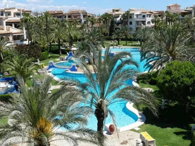 Maravilloso apartamento (aprox. 94 m2 - 1ª planta) en la popular Aldea del Mar con gran zona de piscina. Amplio balcón al sureste y a solo 400 m de la Playa de los Locos. — 37