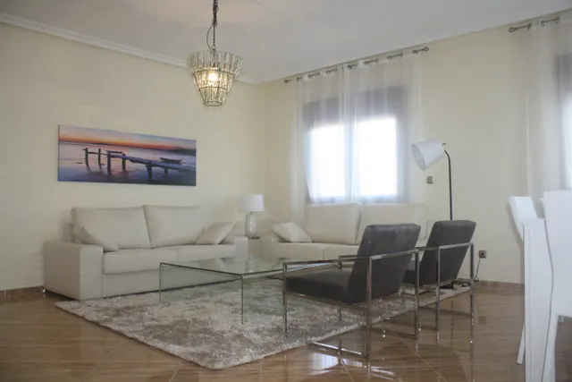 Fantástico Chalet Estilo Mediterráneo en Los Altos de Torrevieja con 3 Dormitorios y 4 Baños — 3