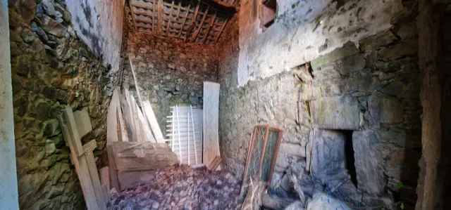 CASA DE PIEDRA CON TERRENO OPARA REFORMAR EN OUTES — 28
