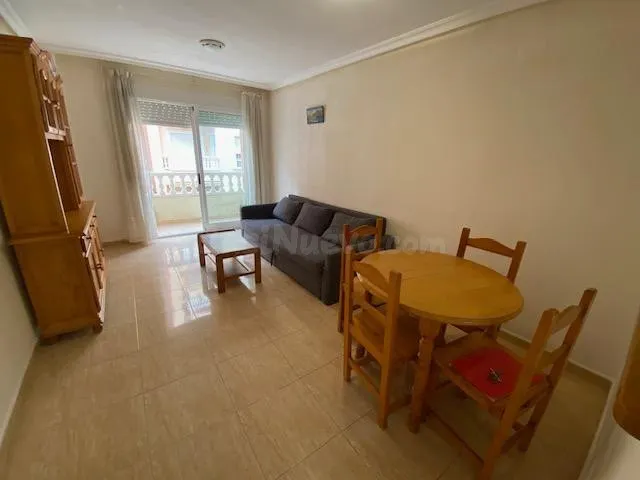 Piso en pleno centro, 2 dormitorios con orientación Este. - foto 2
