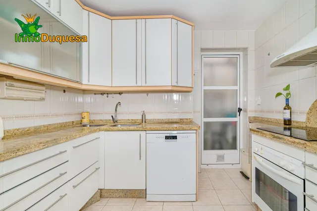 Piso de 4 dorm. con ascensor y Plaza de aparcamiento. Avda. de Madrid. — 23