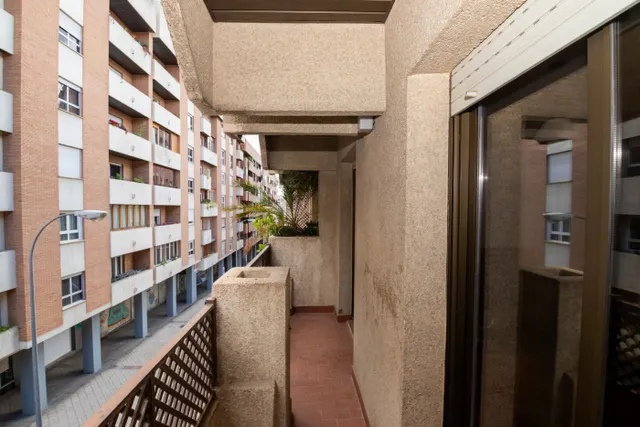 SE ALQUILA FANTÁSTICO PISO JUNTO A SAN JERÓNIMO — 24