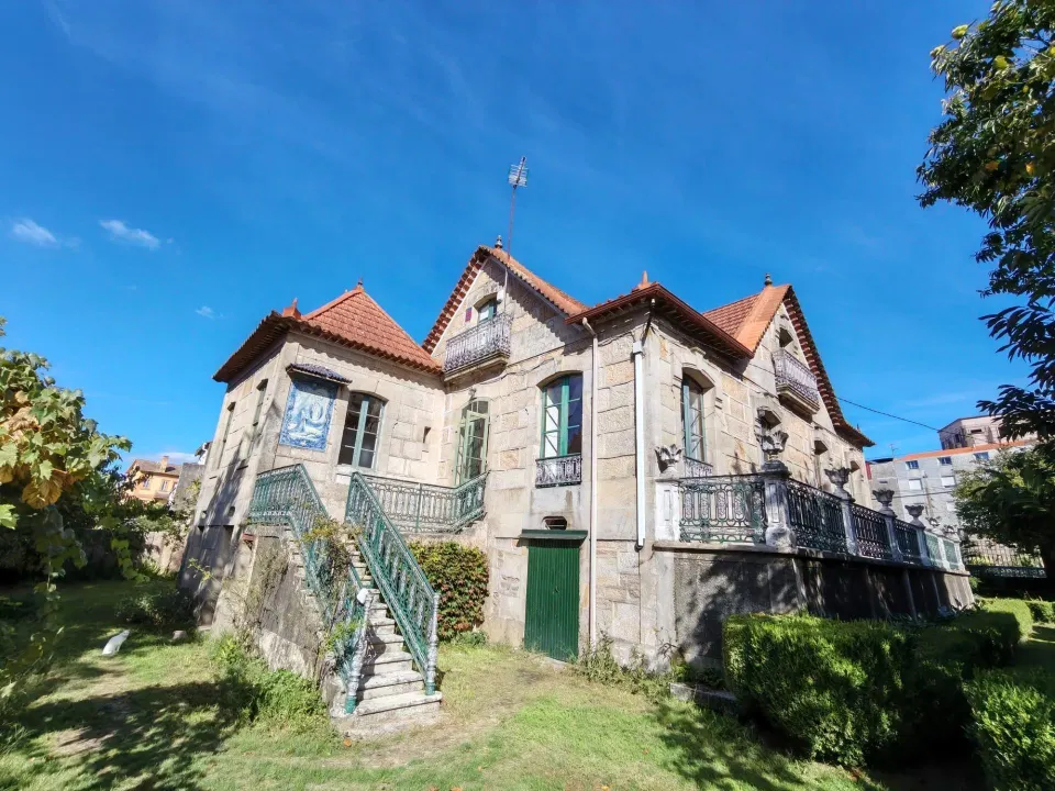 Villa indiana con jardín francés en O Porriño.