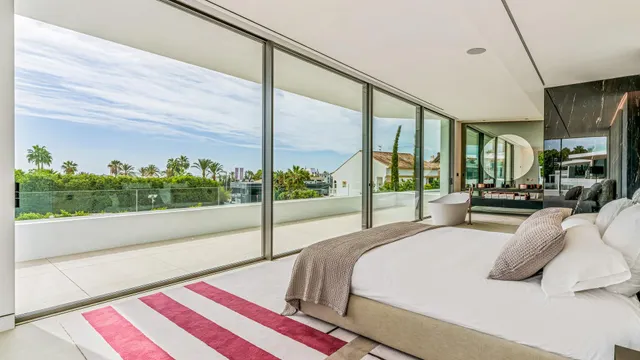 Sofisticada villa con vistas al mar en la Milla de Oro, Marbella — 18
