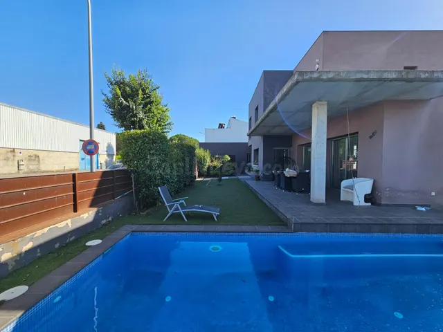 Exclusiva residencia de lujo con piscina privada, escalera f
