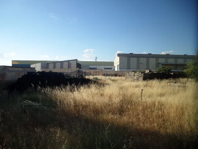 Se vende solar de 2000m2 con una nave de 508m2 en una de las - foto 4